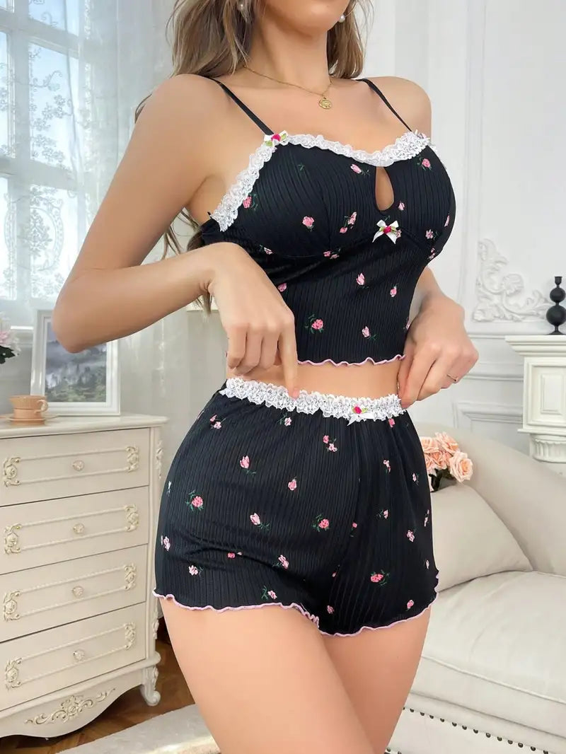 Yumuşak Kumaşlı Çiçekli Şortlu Dantelli Gecelik Takımı, Rahat ve Şık Ev Giyim,Kadın Pijama